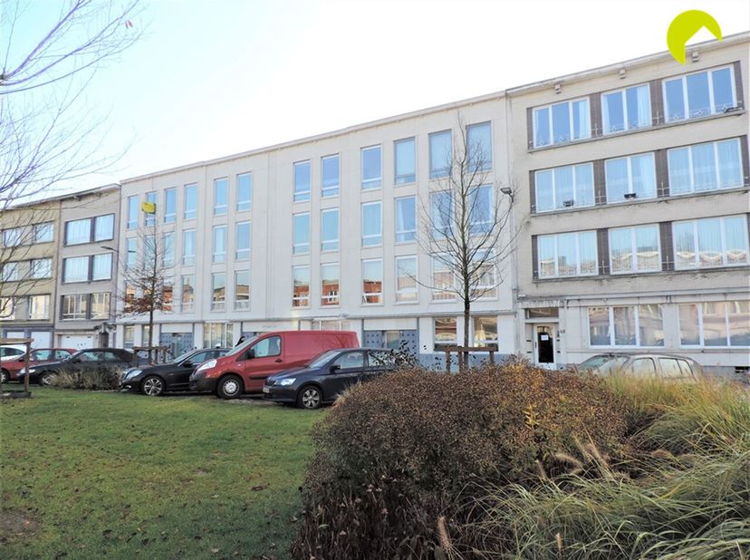In de aangename en gegeerde "Pulhof"wijk vinden we deze inpandige staanplaats in een appartementsgebouw. <br />
De staanplaats, te bereiken via een in