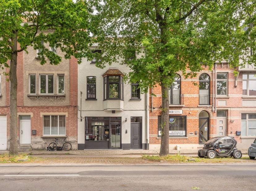 Bent u op zoek naar een locatie waar u wonen en werken kunt combineren? Op zoek naar visibiliteit voor uw zaak? Mis deze kans niet. Het pand dankt z’n