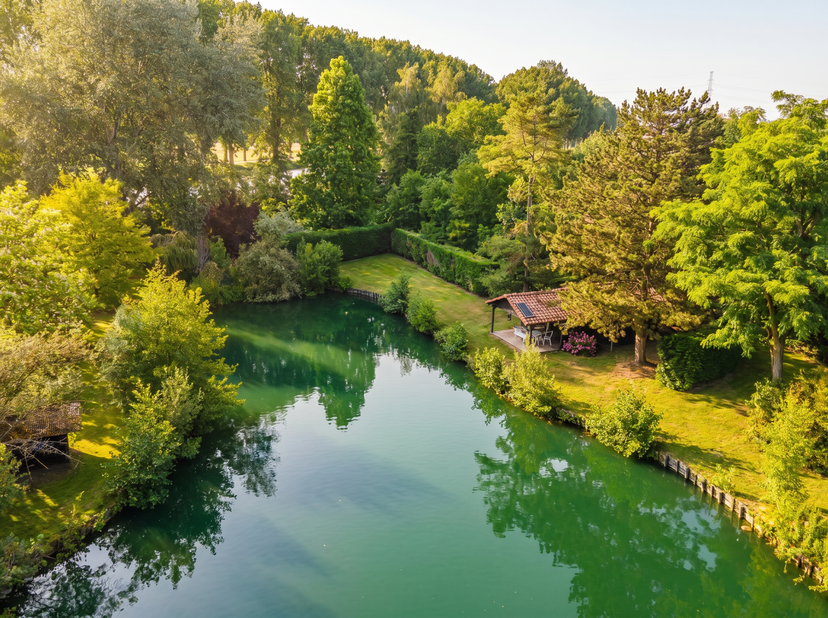 À la recherche d'un lieu paisible, bucolique et préservé des regards ? Amoureux de la nature ou simplement en quête d'un véritable havre de paix, cett