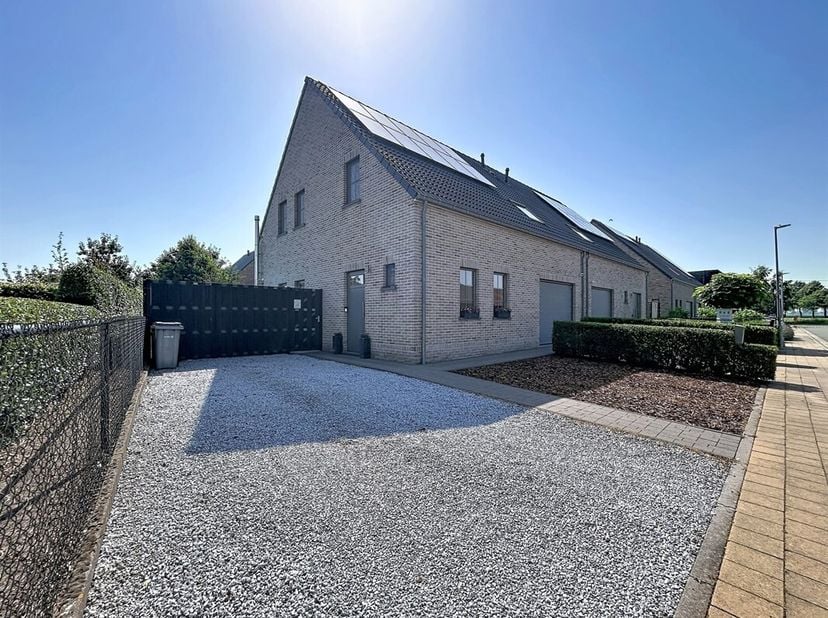 De ruime slaapkamers, de rustige locatie en het comfort zijn slechts enkele troeven die deze woning te bieden heeft.<br />
LIGGING : Deze energiezuini