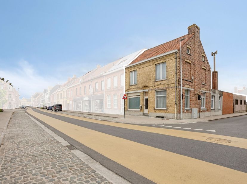 Bent u op zoek naar een uitzonderlijk ruime woning met tal van mogelijkheden? Dan is deze&amp;nbsp;halfopen bebouwing aan de Dikkebusseweg 100 in Ieper be