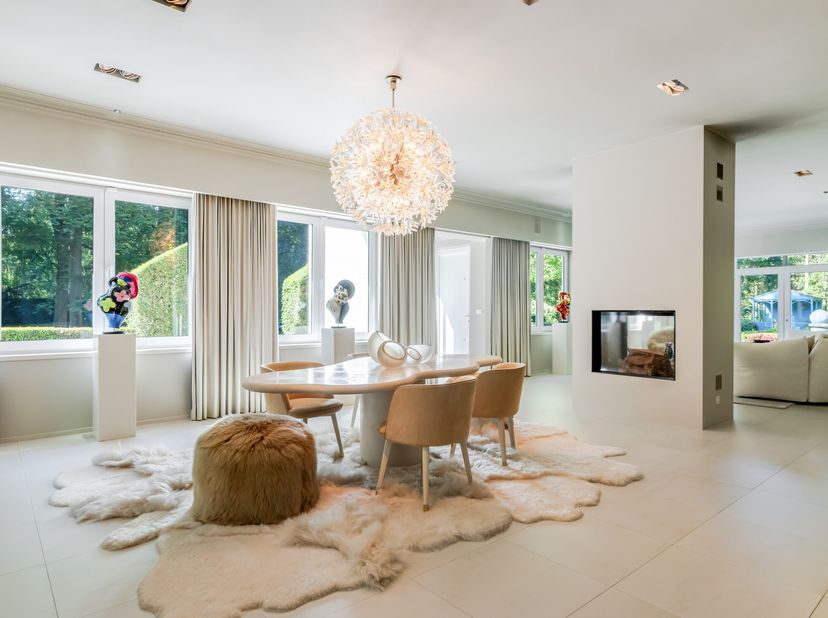 Maison de campagne unique rénovée dans un style loft de haute qualité au milieu d'un parc exceptionnel de plus de 2 hectares avec des arbres centenair