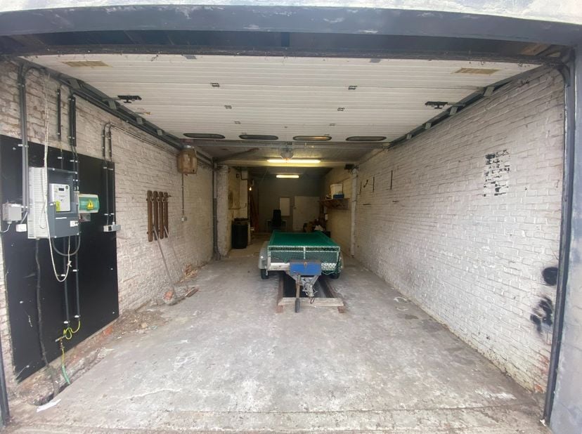 Bent u op zoek naar een ruime garage of een praktisch magazijn met vlotte toegang? Dan is dit pand zeker een bezoek waard.<br />
<br />
De garage besc