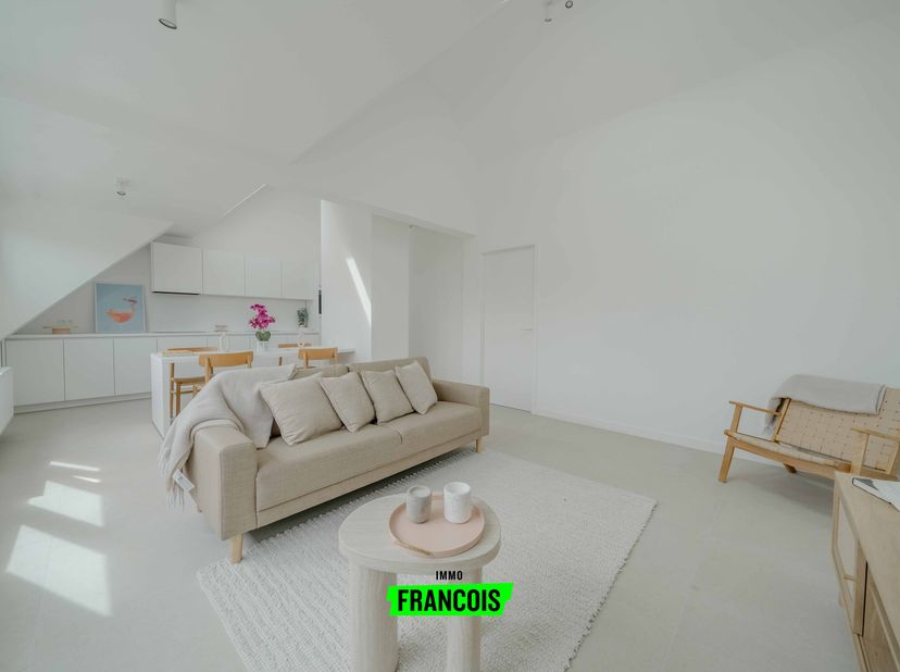 Découvrez cet appartement penthouse architectural unique, situé dans un emplacement magnifique et calme sur la prisée Prinsenlaan à Ostende. Cet appar