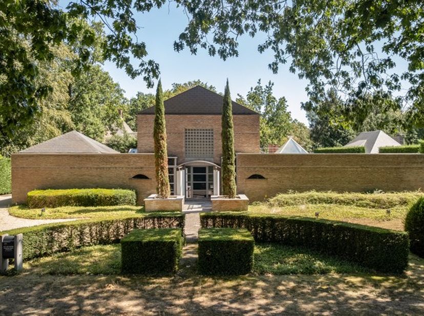 In de bijzonder gegeerde wijk&amp;nbsp;Vriesdonk&amp;nbsp;bevindt zich deze stijlvolle en uitstekend onderhouden villa op een royaal perceel van ca.&amp;nbsp;2.04