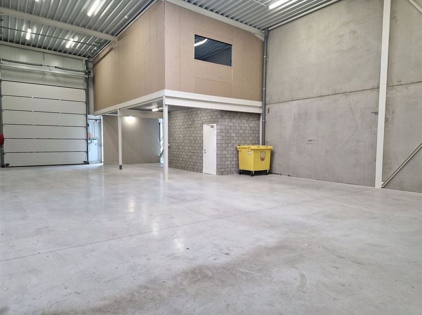 Magnifique unité de PME nouvellement construite dans la zone industrielle de Veldenberg.<br />
Situation :<br />
Cette unité PME est située dans la no