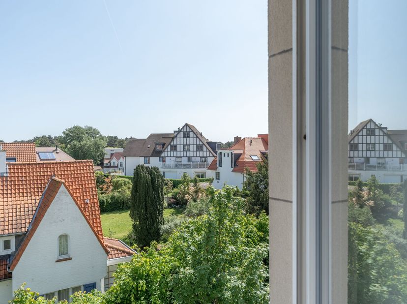 Magnifiek gerenoveerd appartement genietend van prachtig open zicht op de villa's van Knokke, ideaal gelegen nabij de Zoutelaan, de winkels en het str