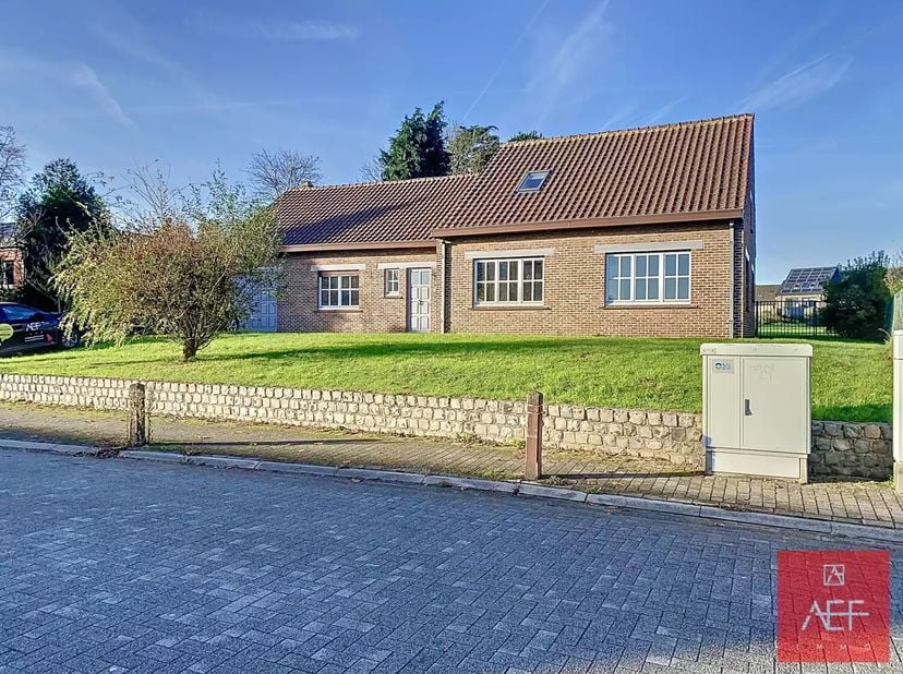 Deze ruime en recent afgewerkte woning biedt een woonoppervlakte van 250m² en profiteert van veel lichtinval. Het huis bestaat op de begane grond uit