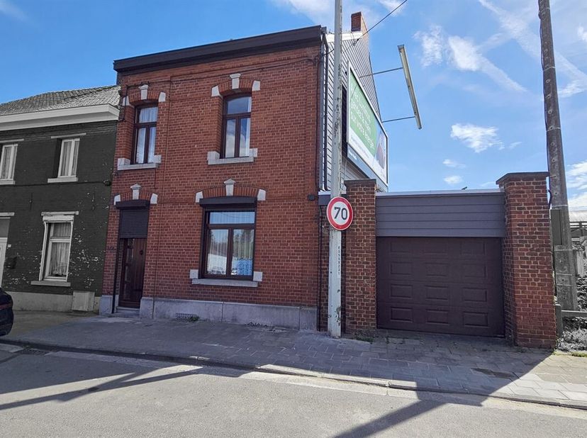SOUS OPTION - PLUS DE VISITE - Prix: Offre à partir de 170.000 euros, frais d'agence non inclus et à charge de l'acquéreur.<br />
Maison à rafraichir