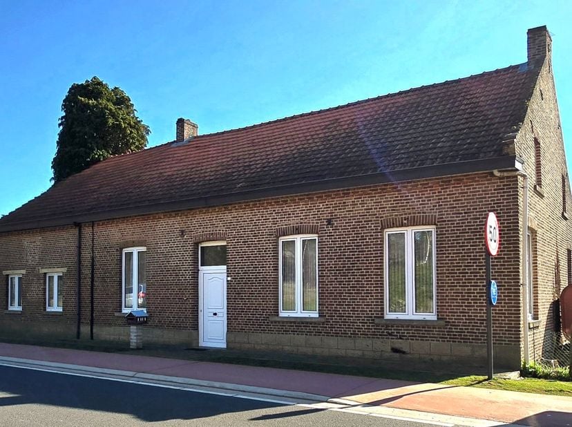 4129 ca TOPLIGGING aan het straatje naar "Het Schulens Meer" in Linkhout/Lummen.<br />
Hoeve, 153 m² gelijkvloers, met in de tuin 3 stallingen ( 160 m