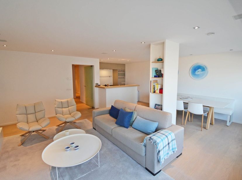 Appartement rénové de grande classe, entièrement orienté à l'ouest et ensoleillé, avec d'excellentes vues latérales sur la mer. Cet appartement compre