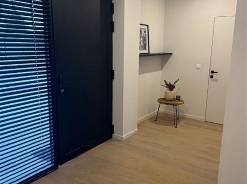 Moderne instapklare woning (216 m²) met 3 slaapkamers, aangelegde tuin en zwemvijver<br />
Ligging<br />
De woning is gelegen in de Karrestraat 56 te