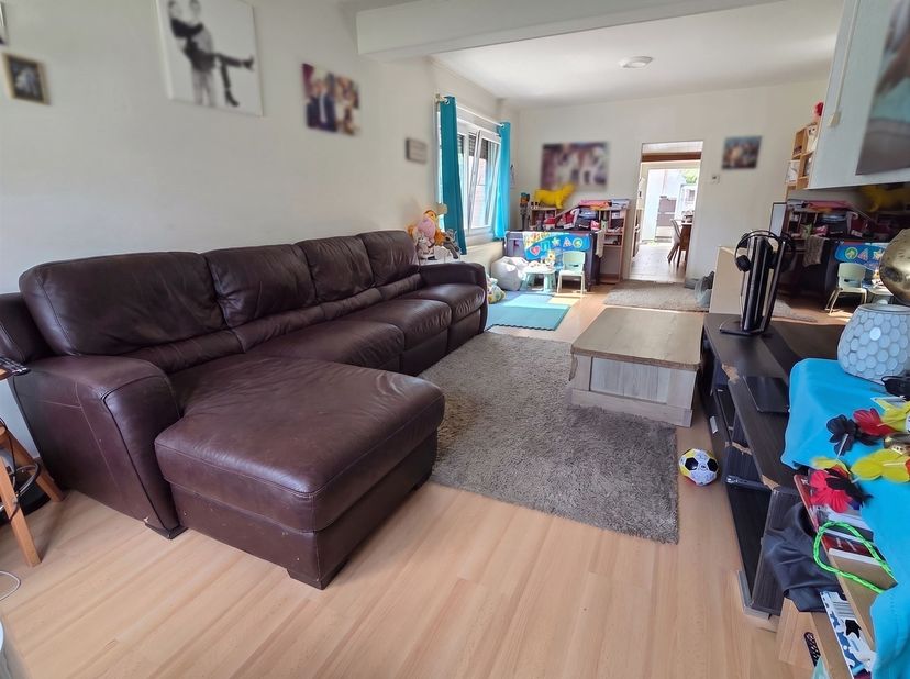 Op zoek naar een rustig gelegen woning met een mooie tuin en tal van mogelijkheden? Deze instapklare woning bevindt zich in een bijzonder rustige stra