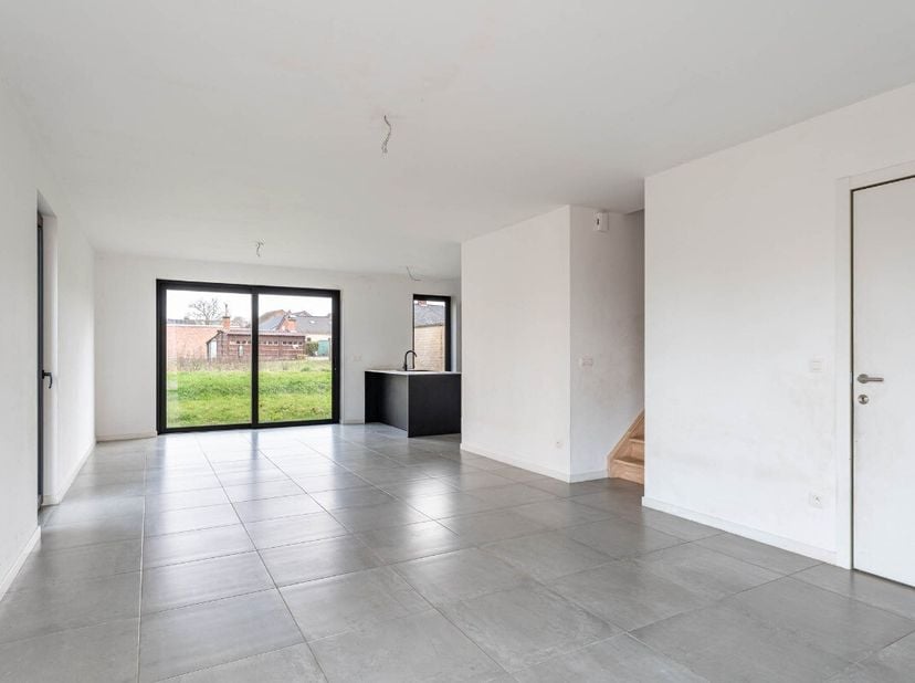 Te koop: moderne halfopen woning in Houthalen-Helchteren, gelegen in een rustige autoluwe straat aan de rand van het centrum, omringd door groen en na