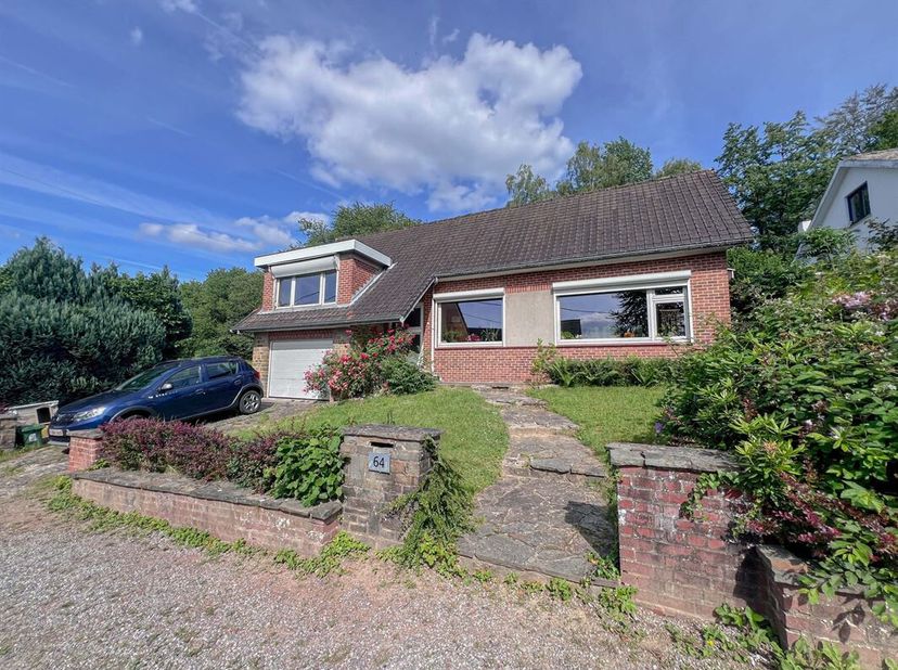 Prachtig huis met 4 voorgevels in een zeer gewilde wijk van Montigny-le-Ttilleul. Deze woning bestaat uit een gelijkvloers met een inkomhal, een apart