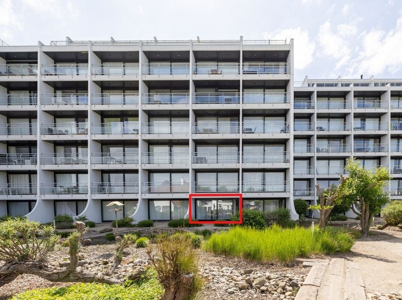 Te koop: gerenoveerd appartement in Nieuwpoort, gelegen in een groene omgeving nabij openbaar vervoer en op korte afstand van zee en duinen. Deze verz