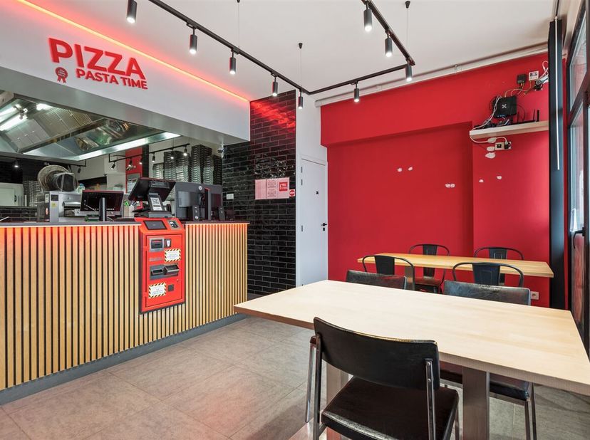 Handelsgelijkvloers op centrale locatie te Deurne! <br />
Deze commerciële ruimte is gelegen op de Bisschoppenhoflaan te Deurne. De ligging is zéér ce