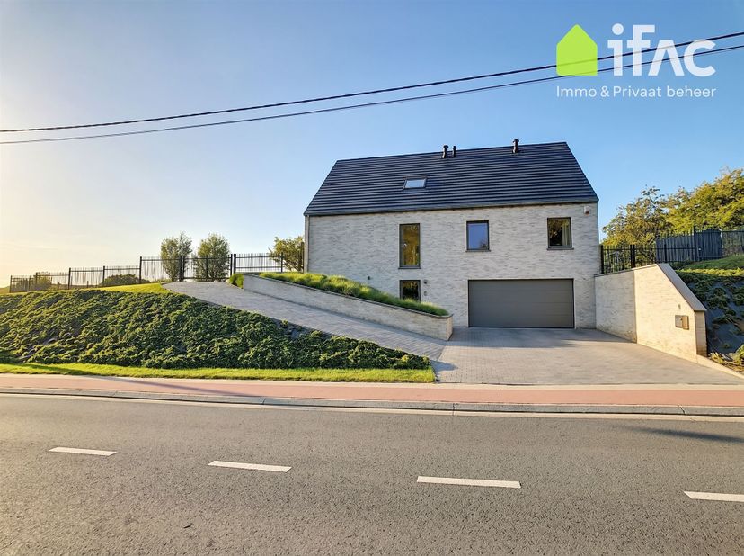 Magnifique maison neuve, idéalement située et très économe en énergie, avec 5 chambres, 2 salles de bains, un double garage et un grand jardin entière