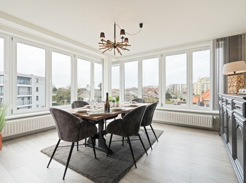 De Panne: Gerenoveerd 2-slaapkamerappartement te koop, op wandelafstand van het strand! Bent u op zoek naar een gezellig, instapklaar appartement op e