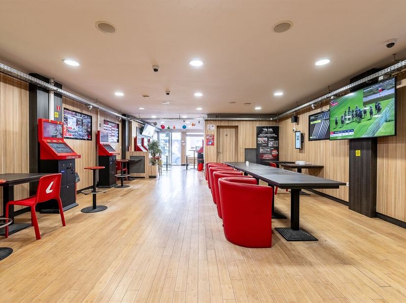 Deze topgelegen opbrengsteigendom (BJ 1991) biedt een ideale mix van commerciële en residentiële functies op een centrale locatie in Oudenaarde. <br /