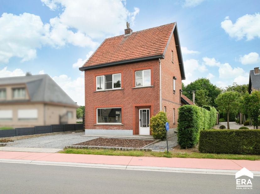 Deze woning is gelegen nabij het centrum van Meldert. Dankzij de zolder en de diepe tuin biedt deze woning heel wat mogelijkheden voor gezinnen, hobby