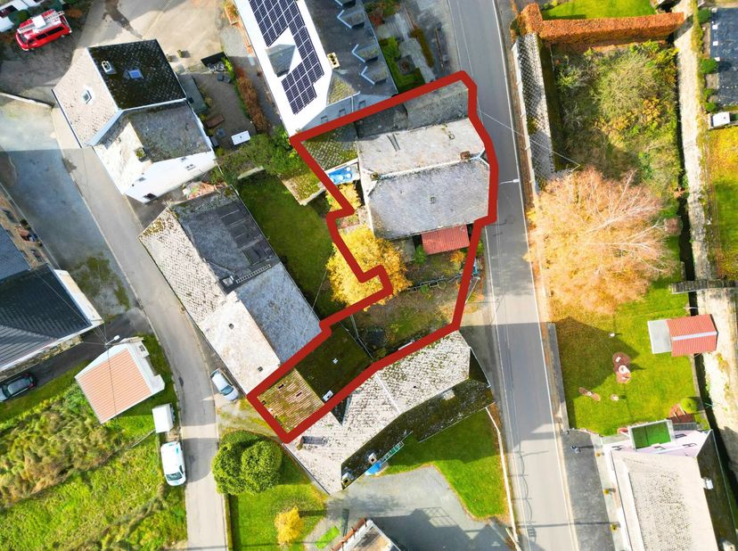 Cette propriété exceptionnelle, une ancienne auberge chargée d'histoire et au potentiel énorme, est située dans le centre historique du village pittor