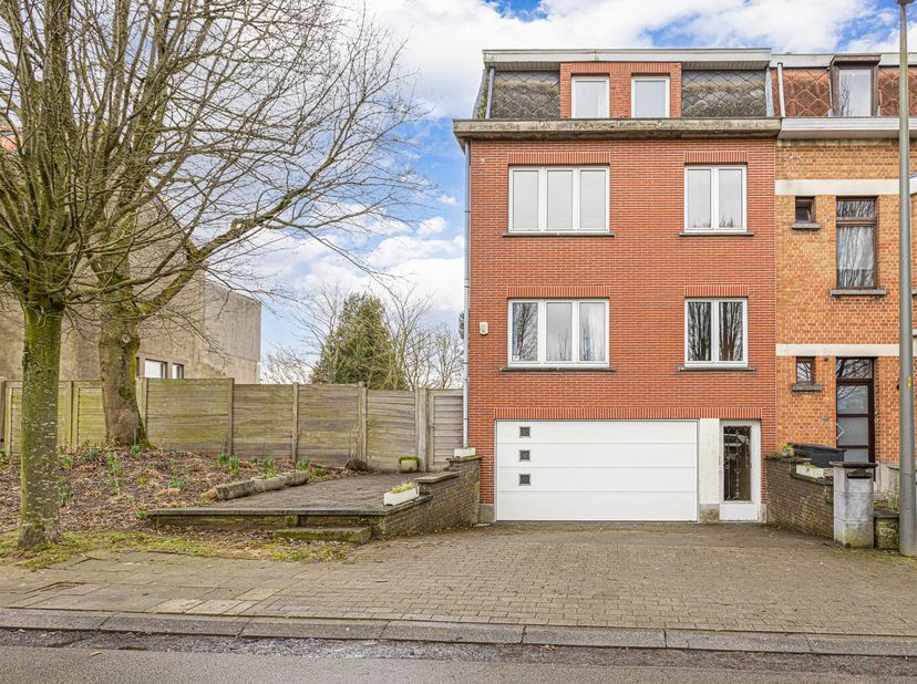 Gelegen in een rustige wijk nabij invalswegen R0 en Brussels Gewest. Dit gebouw werd opgericht in 1960 is momenteel in een op te frissen/te renoveren