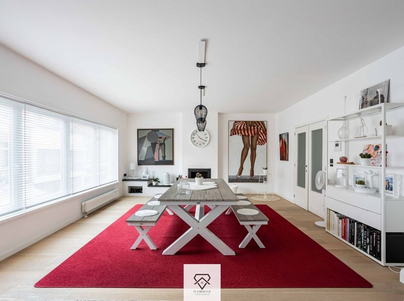 Op een absolute toplocatie in het centrum van Drongen bevindt zich dit uitzonderlijk ruime en instapklare appartement op de eerste verdieping. Dankzij