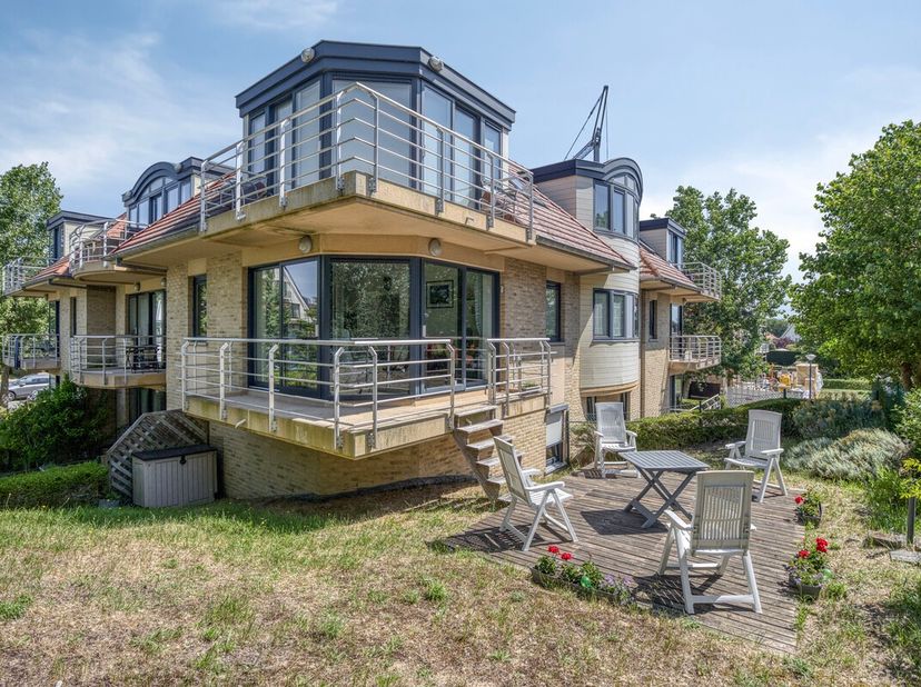 Situé dans un environnement agréable et calme, cet appartement bénéficie d'un emplacement idéal, à quelques pas du centre-ville, de la digue et des tr