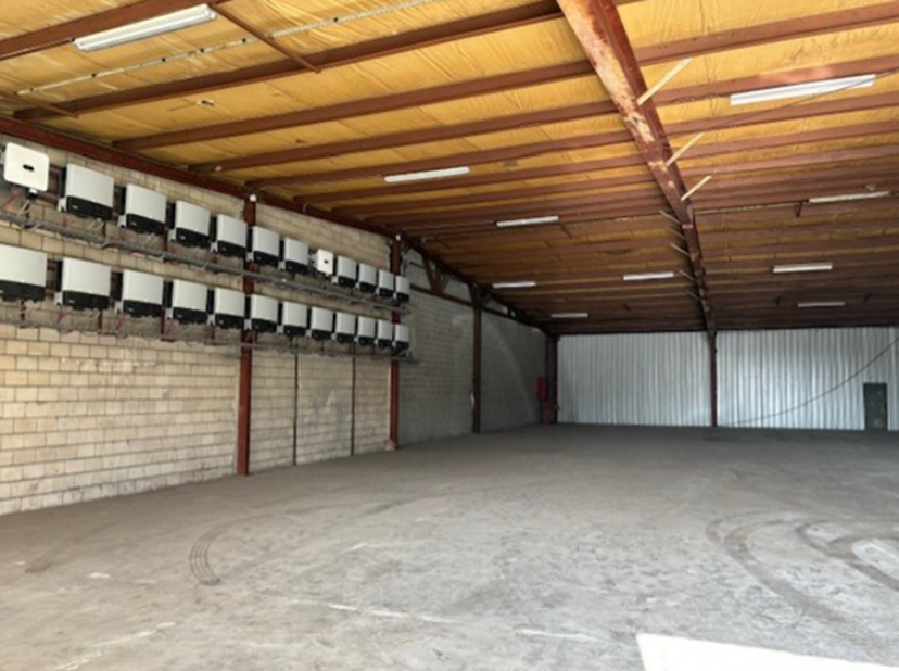 Deze opslagruimte van 550m² is gelegen op bedrijvencenter 'Winterdijk' in Kaulille. De unit beschikt over een elektrische sectionaalpoort, toegangsdeu