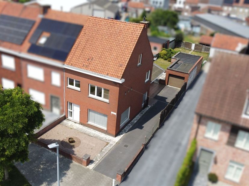 Maison à fort potentiel, avec garage et située dans un quartier calme à Harelbeke<br />
<br />
Cette maison située au 15 Amerikalaan à Harelbeke se