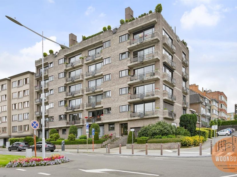 Appartement plein de charme situé au 4ᵉ étage d’une belle résidence. L’appartement comprend : un hall d’entrée avec porte sécurisée et vestiaire – un