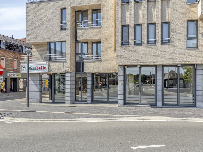 Multifunctioneel handelspand te huur — centrum Houthalen<br />
Ruim, volledig afgewerkt hoekpand op een toplocatie in het centrum van Houthalen. Glasp