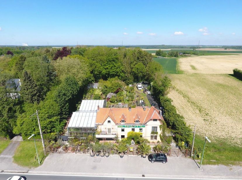 Antoine Immo à le plaisir de vous présenter cet ensemble immobilier à rénover sur la Route du Condroz à Nandrin.<br />
Situé dans un emplacement strat
