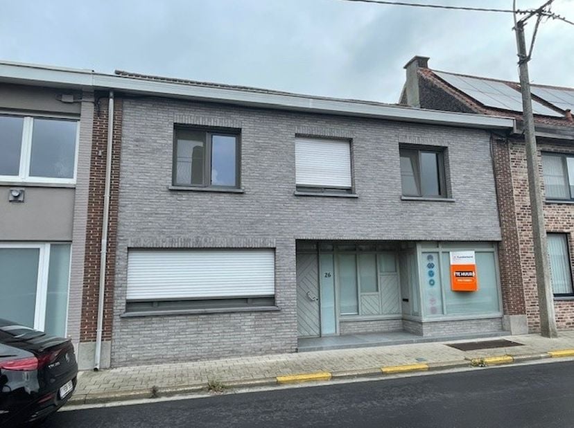 Centrum Hulste: Perfect instapklaar woon-en handelshuis. Ideaal voor wie wonen en werken wil combineren op een zichtbare locatie. Zeer geschikt voor b