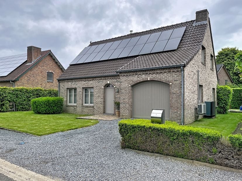 In het pittoreske Aldeneik vind je deze knappe woning met 3 slaapkamers terug. De vrijstaande woning is uitgerust met centrale verwarming door middel