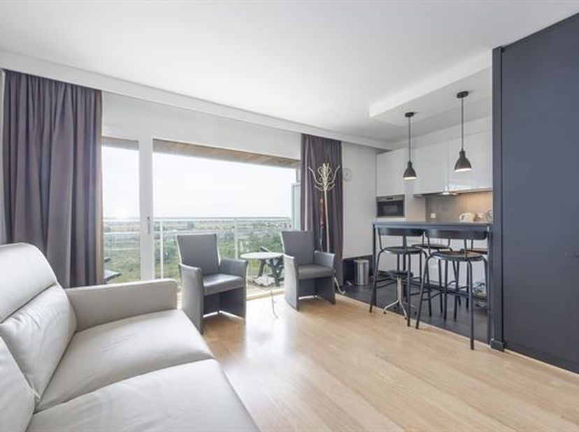 Gezellige studio met zonneterras en open  zicht op de duinen van Middelkerke. gelegen op de 5e verdieping van de Residentie Darwin I. Zonnige leefruim