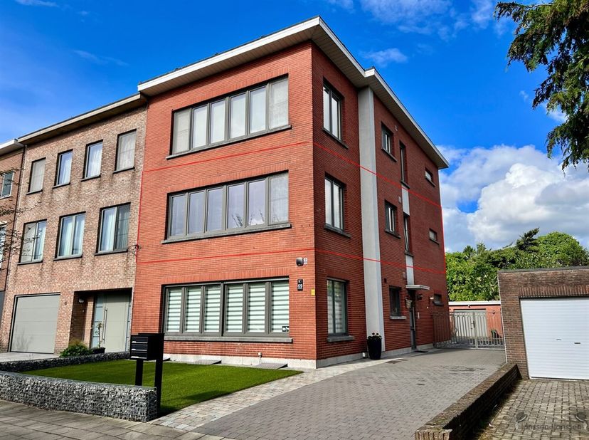 Lichtrijk app. 2 slpk  met garage op toplocatie in Wilrijk. <br />
Ontdek dit aangename en lichtrijke appartement op de eerste verdieping van een klei