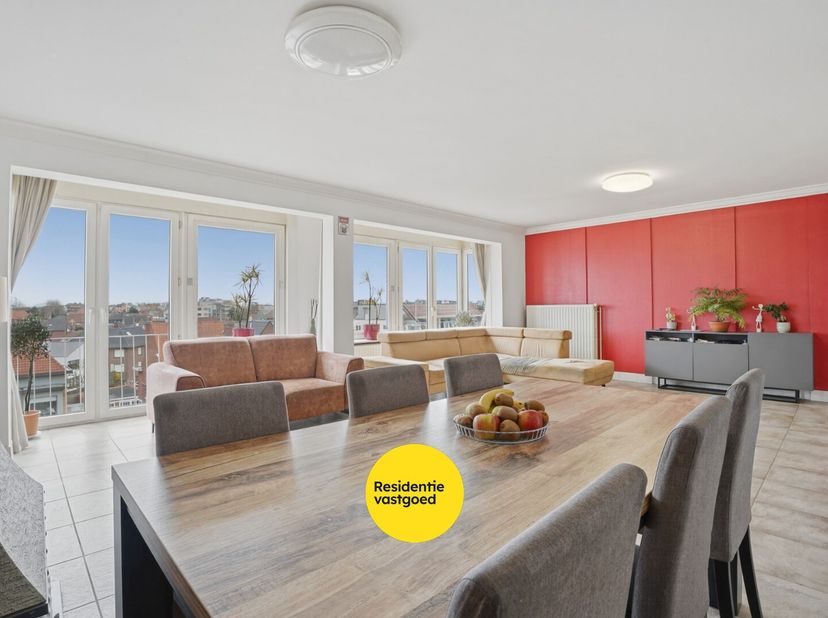 Op een uitstekende ligging langs de Koninklijke Baan, op wandelafstand van zee en het centrum van Koksijde-Bad, bevindt zich dit ruime appartement op