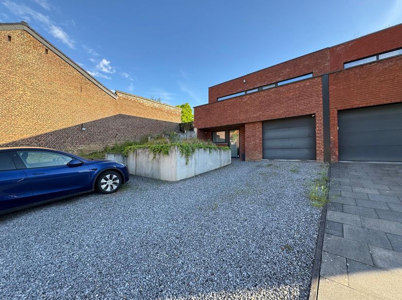 Deze moderne woning biedt comfort en energiezuinig wonen in een rustige, landelijke omgeving in Tongeren.<br />
De woning is uitgerust met dubbele beg