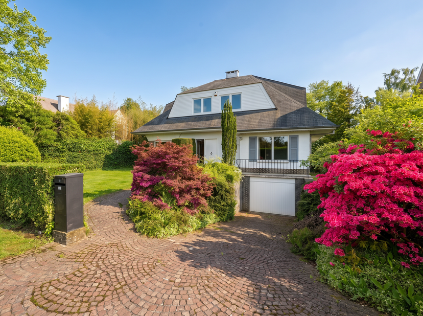Rhode-Saint-Genèse, Schitterende VILLA (4 slaapkamers/1 badkamer/kantoor) van 250 m² (volgens EPC) met royale ruimtes en een aangename lichtinval. Per