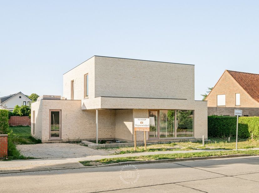 Ontdek deze stijlvolle nieuwbouwvilla in een rustige, residentiële wijk in Marke. Met een bewoonbare oppervlakte van 219 m² op een perceel van 754 m²