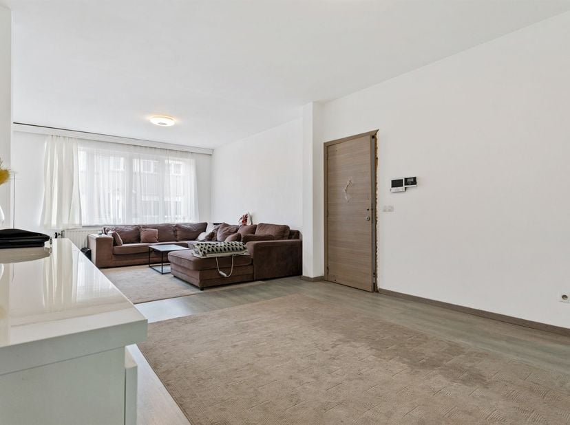 Locatie: Deze woning is gelegen in de Rik Woutersstraat, een rustige en residentiële straat in 2020 Antwerpen. Op wandelafstand van openbaar vervoer,