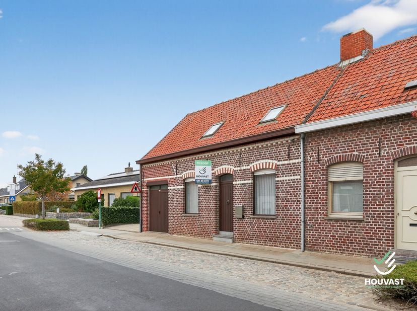 Te koop – te renoveren halfopen bebouwing met veel potentieel in hartje Boezinge.<br />
<br />
Deze halfopen bebouwing is te vinden in de Boezingestra