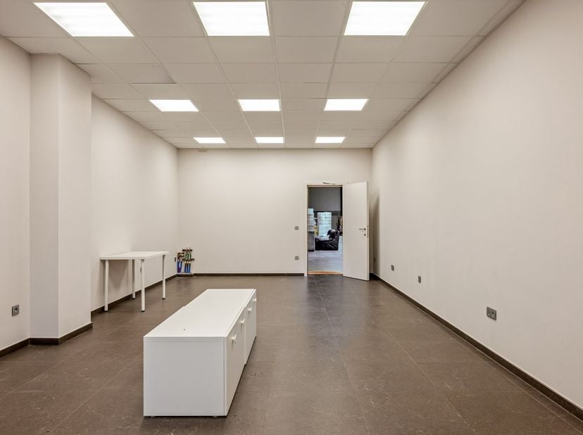 TE HUUR: Instapklare KMO unit 11 met kantoor bestaande uit: atelier/magazijn 710 m² - ingebouwd kantoor van 160m² op niv0 en 160m² op niv+1.  Het volu