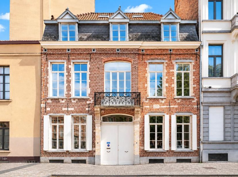 Aangeboden door Yanis Morsa : 0487 71 46 10 / yanis.morsa@victoire.be<br />
Victoire Junot heeft een exclusief aanbod voor een uitzonderlijk huis uit
