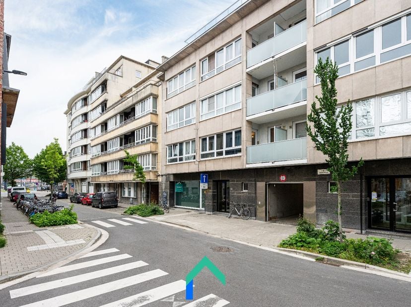 Virtuele rondleiding en renovatierapport op aanvraag.<br />
Ligging<br />
Op zon 250 meter van station Gent-Sint-Pieters vinden we dit unieke en ruime