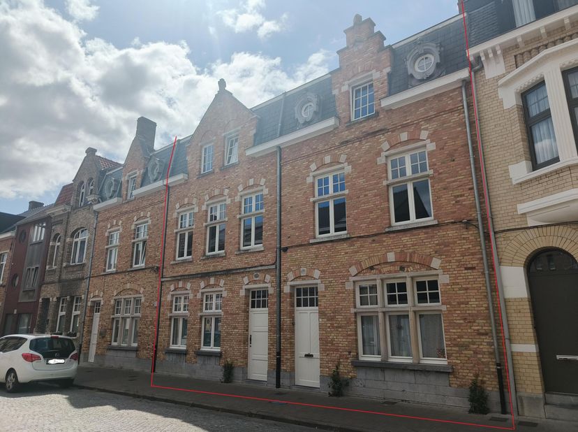 Ruime en karaktervolle woning met 5 slaapkamers, een zuidgerichte tuin en EPC-label B, gelegen in een rustige straat in de wijk rond het Zaalhof, midd