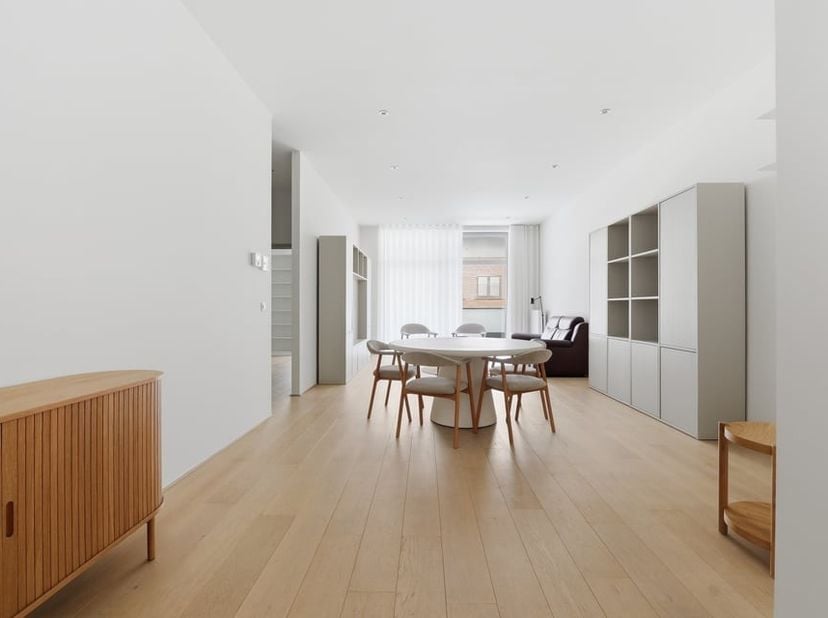 Op een absolute toplocatie in het bruisende centrum van Sint-Truiden vinden we dit prachtig en energiezuinig appartement terug. Gelegen in de Zoutstra