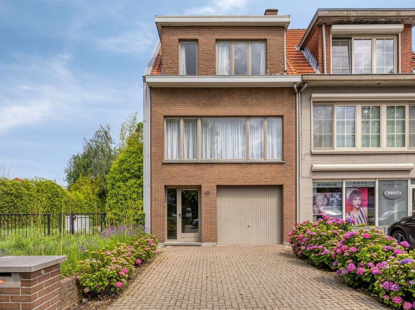 Deze ruime halfopen bel-etagewoning met een bewoonbare oppervlakte van 193 m² combineert comfort, functionaliteit en een aangename buitenruimte. Via d